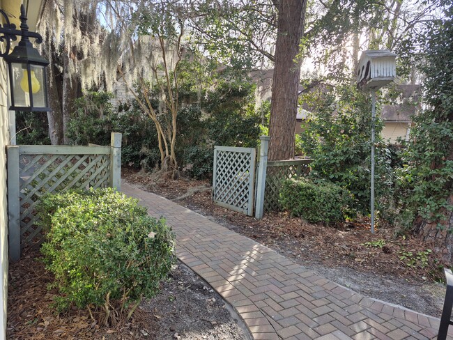 Walkway to entrance - 21 Fernlakes Dr