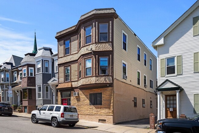 Building Photo - 526 E 5th St