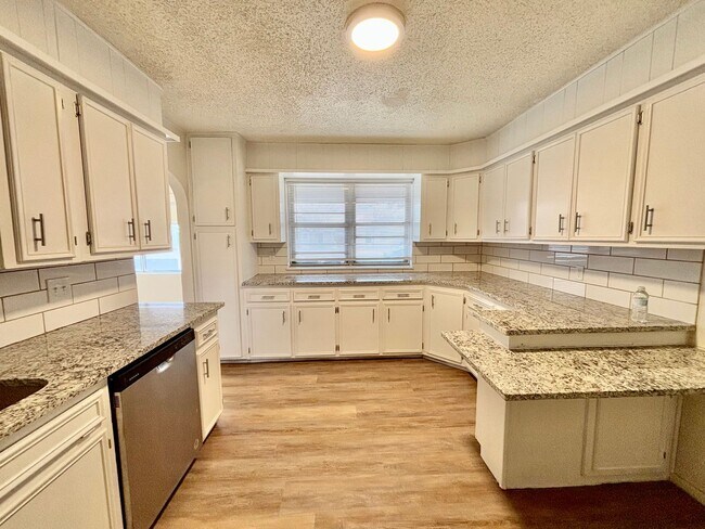 Building Photo - Pre-leasing for February - Updated 3 Bedroom 2 Bathroom Home