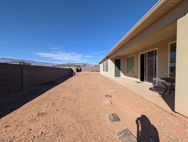 Building Photo - 951 N Main St