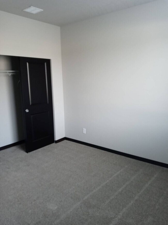 Building Photo - Beautiful 3-bedroom, 2-bath home at Woodbr...