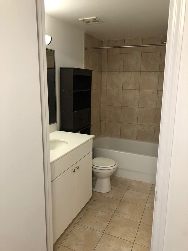 Building Photo - Loft Style Spacious And Close To Shands An...