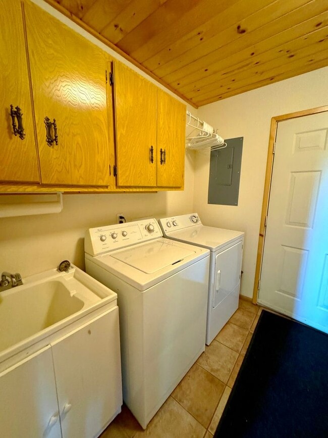 Building Photo - RIVERFRONT HOME + SHOP!