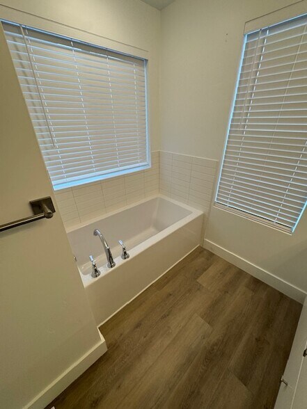 Building Photo - 188 1700 W