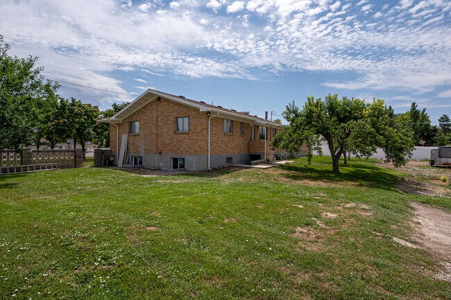 Building Photo - 11044 S Temple Dr