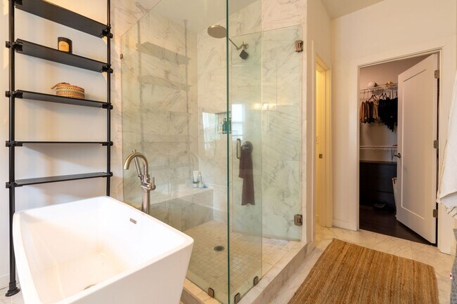 Building Photo - 3 bedroom Beauty in the Heart of Edgewood!