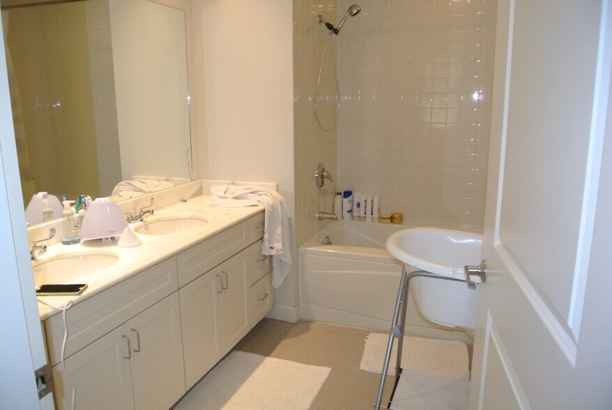 Building Photo - 163 Chestnut Hill Ave