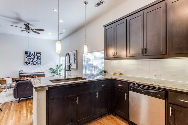 Building Photo - Henderson Ave Townhome with Rooftop Skyline Views