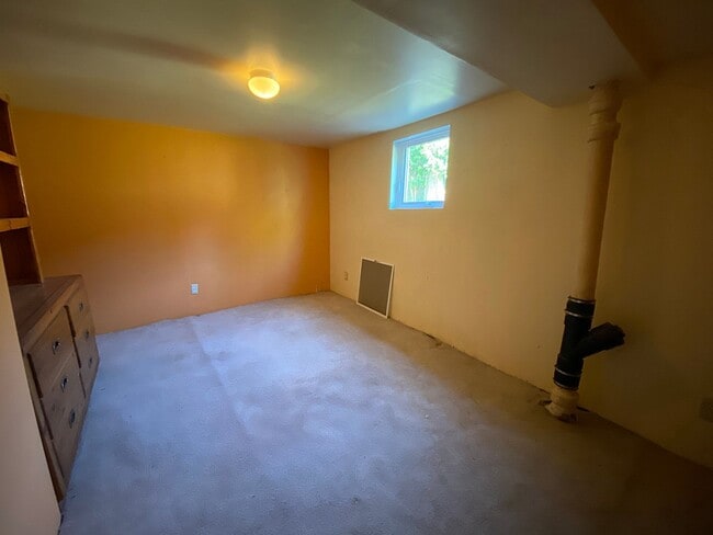 Building Photo - Lovely Cully Home with Bonus Loft, Basemen...