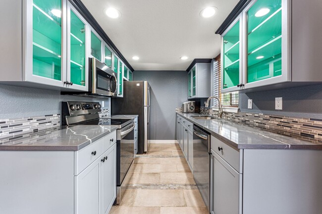 Building Photo - 4bed 4bath with fenced yard in Denver!