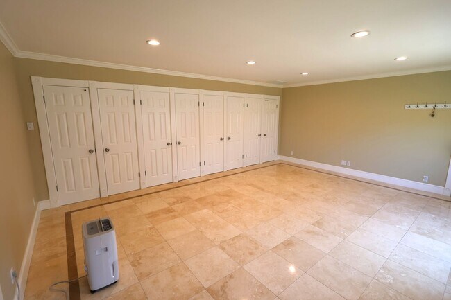 Building Photo - Modern Single ADU in El Segundo!