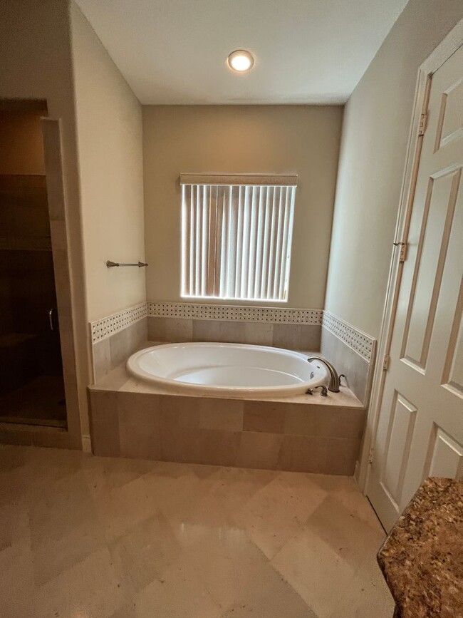 Building Photo - Wonderful 4/3.5 Townhome