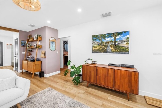 Building Photo - 2621 17th Ave N