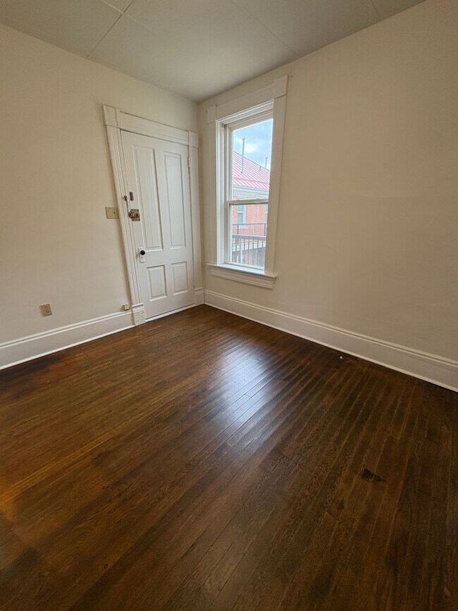 Building Photo - One Bedroom Apartment on the Northside