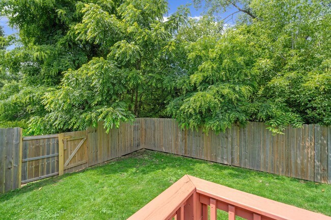 Building Photo - 1 Maple Vlg Ct