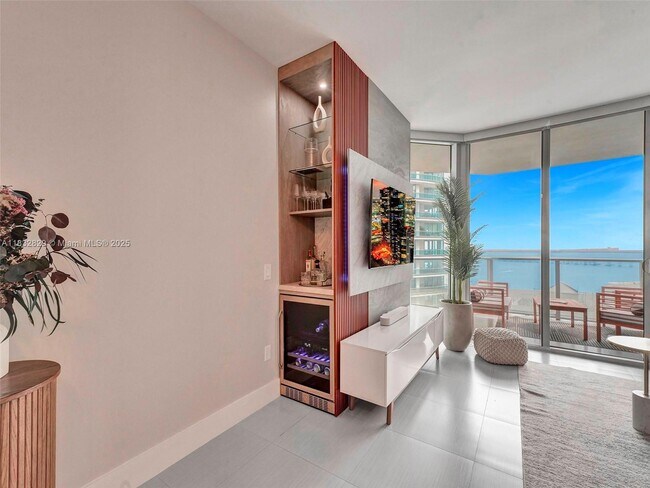Building Photo - 1300 Brickell Bay Dr