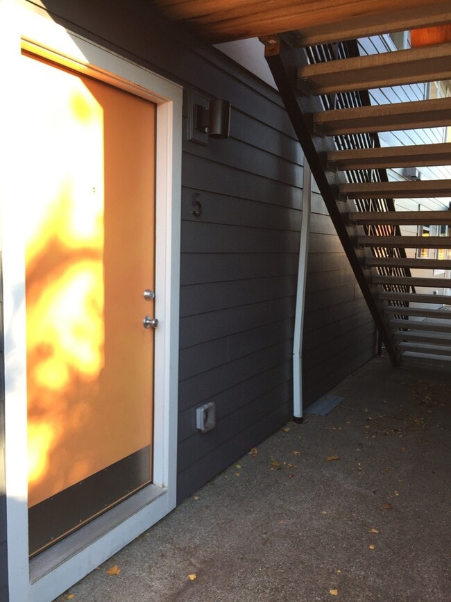 Building Photo - Modern Private Porch Hangout, Spacious Liv...
