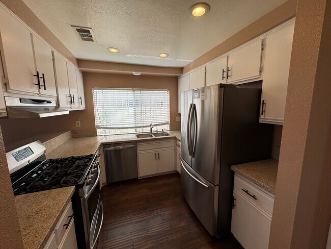 Building Photo - Move in Ready - Spacious 3 bed 2 bath Upda...