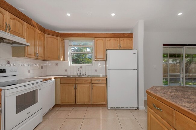 Building Photo - 621 N 70th Way