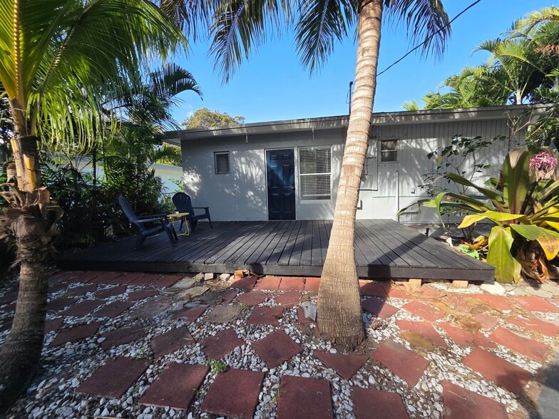 Building Photo - 898 NE 40th St