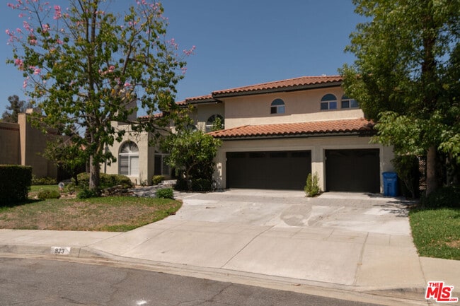 Building Photo - 923 Derek Dr