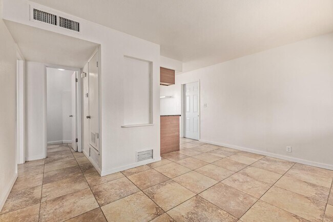 Building Photo - 524 W Fairway Dr