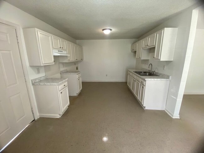 Building Photo - 3368 Rockwood Ave