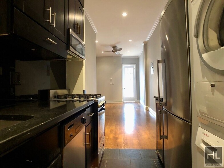 Building Photo - NO FEE One Bed in Murray Hill! Won't Stay ...
