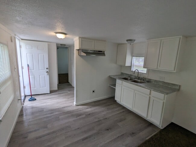 Primary Photo - 300 Royal Way