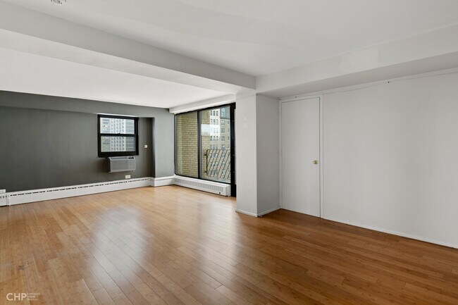 Building Photo - 6030 N Sheridan Rd