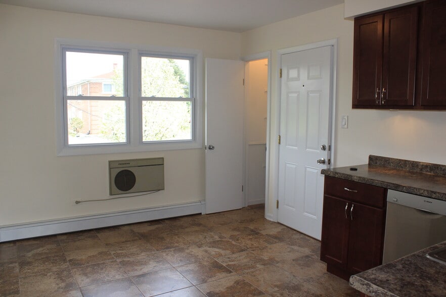 Building Photo - 14437 S Ravinia Ave