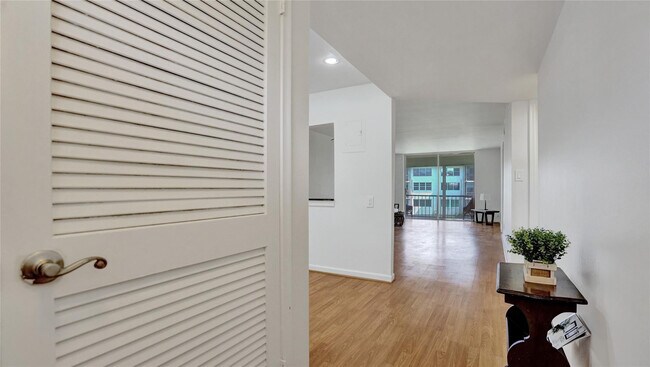 Building Photo - 681 S Hollybrook Dr