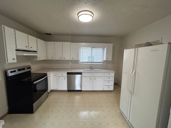 Building Photo - Great 3 bedroom 1.75 bath House in Tacoma with large backyard!