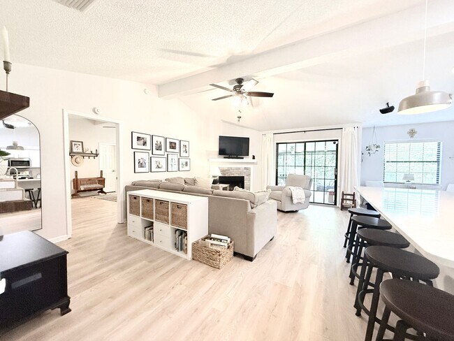 Building Photo - Stylish 4BR Home Minutes from Everything