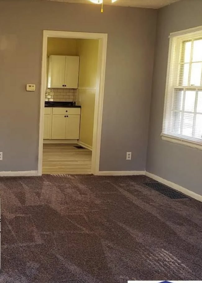 Building Photo - Newly Renovated 2 bed 1 bath Cottage Close...