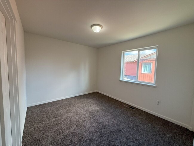 Building Photo - FANTASTIC 3 BEDROOM AND 2.5 BATHROOM TOWNHOUSE IN REDMOND!