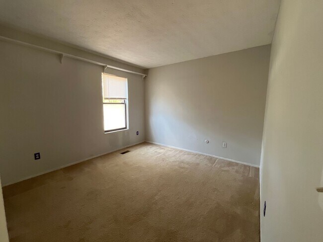 Building Photo - 1290-1292-1292 Gatwick Ct