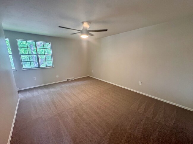 Building Photo - Beautifully Renovated Townhome in Coumbine...