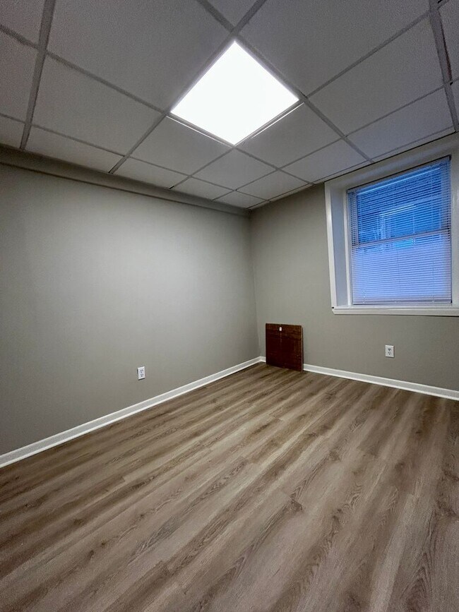 Building Photo - 820 W 4th St