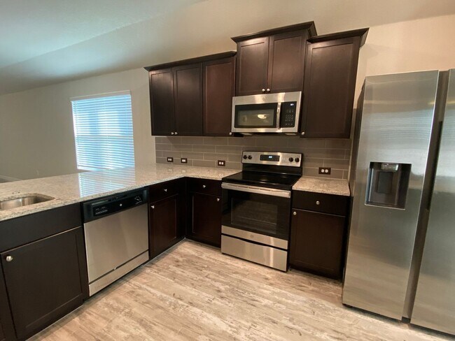 Building Photo - Voss Farms / Fridge Included / Separate Di...