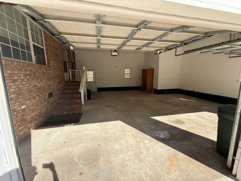 Building Photo - 1013 W Best Rd