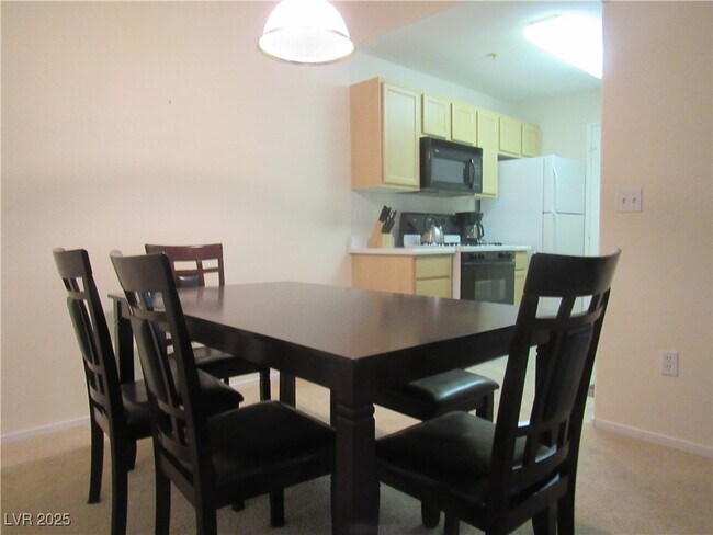 Building Photo - 950 Seven Hills Dr