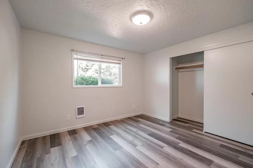 Building Photo - 3609 White Oak Ct NE