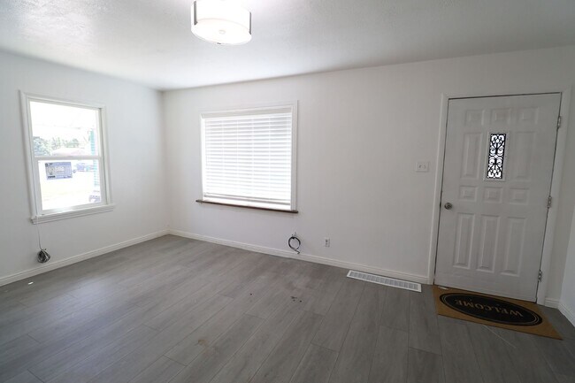 Building Photo - Reduced price