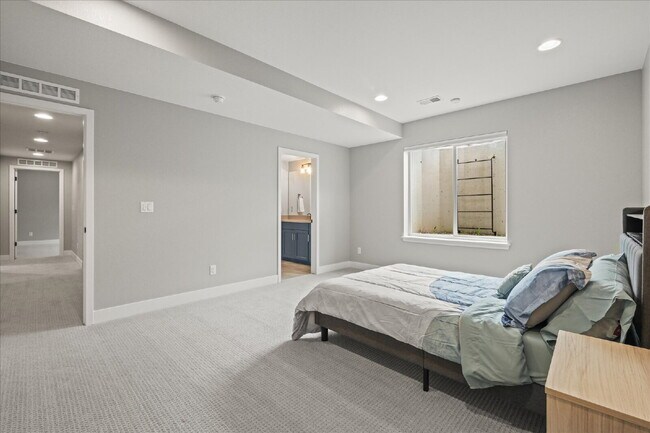 Building Photo - $7,495.00, Stunning 6 bed, 5 bath Ranch-St...