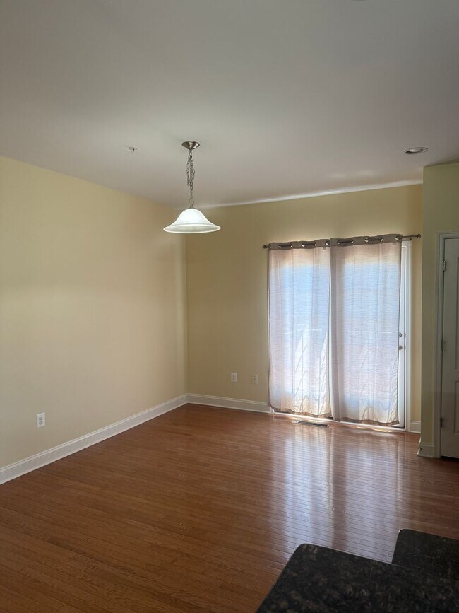 Building Photo - Well Maintain Townhome in Market Square!