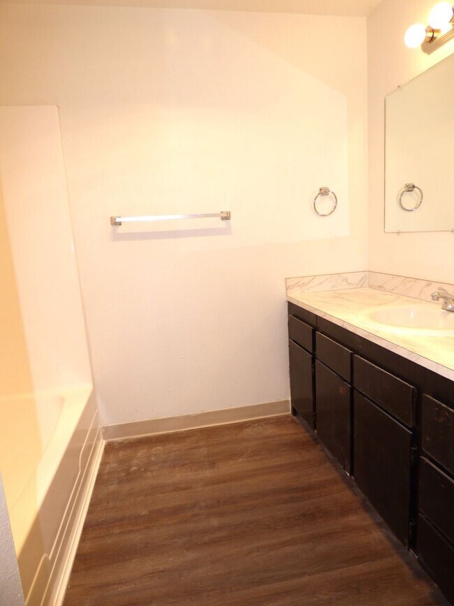 Building Photo - Rent Special: 1/2 Off June's Rent!! - 2 bed Townhome