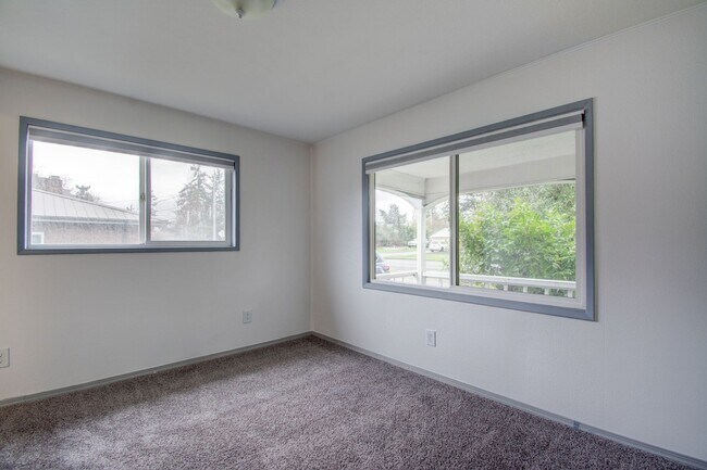 Building Photo - 3 bedroom/3 Bathroom House- In Town with Large yard