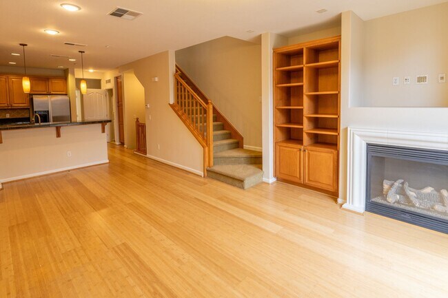 Building Photo - Beautiful 3 bedroom townhouse that is conveniently located