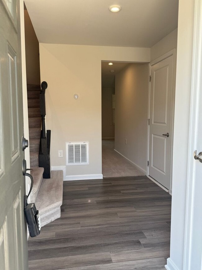 Building Photo - WONDERFUL Townhome in North East Raleigh, Available Now!